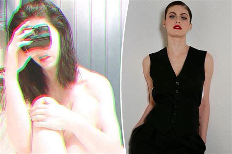 Sexy Alexandra Daddario drives fans wild with naked Instagram。